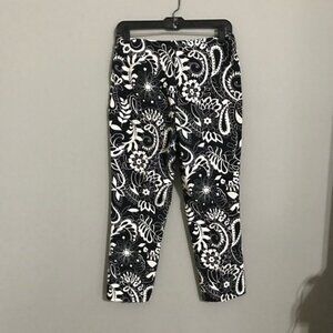 Harold’s Black & White Pattern Crop Pants Size 4